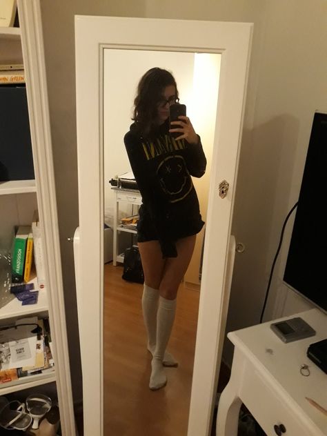 Skirt And Knee High Socks, Knee Socks Outfits, Knee High Socks Outfit, Socks And Jeans, Big Shirts, High Socks Outfits, Pics I Wanna Recreate, Pretty Snakes, Outfits Lazy