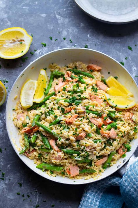 This creamy lemon orzo skillet is loaded with smoked salmon and tender asparagus spears in a rich lemon mascarpone sauce. - ready in less than an hour with a handful of ingredients! Salmon Orzo Recipe, Creamy Lemon Orzo, Orzo Lemon, Orzo Asparagus, Orzo Skillet, Tender Asparagus, Mascarpone Sauce, Orzo Pasta Recipes, Stomach Rumbling