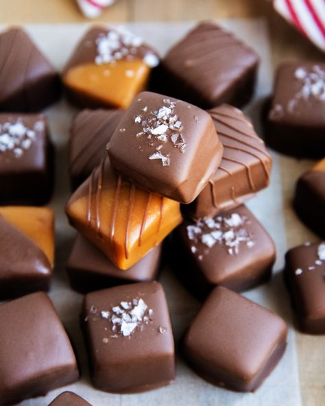 Chocolate Covered Caramels Chocolate Caramel Wafers, Grandmas Homemade Carmels, Chocolate Dipped Caramels, Homemade Caramel Candy Recipes, Chocolate Caramel Candy Recipe, Chocolate Covered Salted Caramels, Homemade Chocolate Caramels, Homemade Christmas Carmels, Salted Caramels Recipe