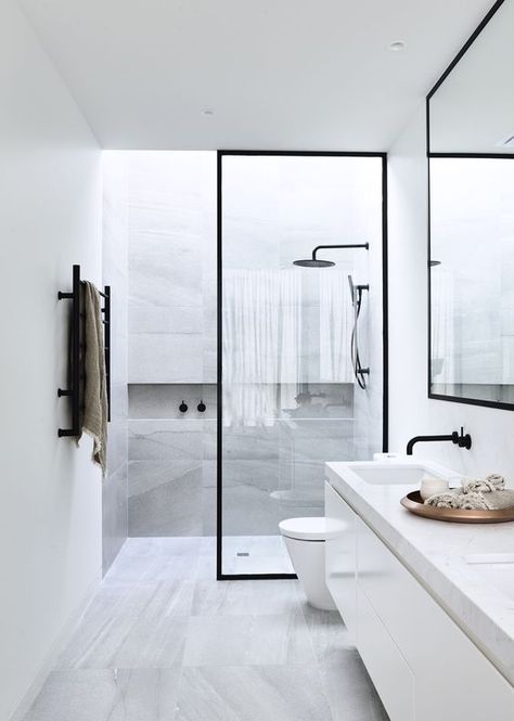 The most chic bathroom ever! تصميم دورة مياه, Shower Frame, Drømme Bad, Design Interior Baie, Grey Floor, Bilik Air, Bad Inspiration, Black Shower, Trendy Bathroom