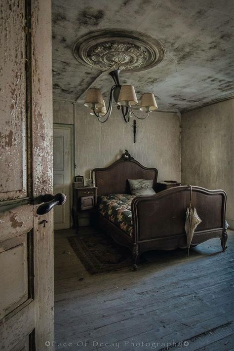 Old Abandoned Buildings, Victorian Bedroom, Western Furniture, Victorian Mansions, Victorian Furniture, Abandoned Mansions, Vintage Bedroom, House Inside, Bedroom Vintage