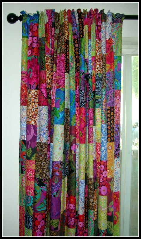 Boho quilt curtains Summerhouse Decor, Cozy Curtains, Cortinas Country, Spiritual Bedroom, Fabric Recycling, Curtains For Closet Doors, Cortina Boho, Boho Decorating, Cortinas Boho