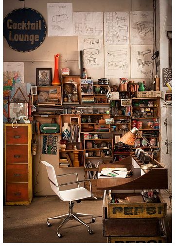 OP says: this kind of organized mess appeals to me. Ruangan Studio, Workspace Studio, Mini Loft, Workspace Desk, Art Studio Organization, Art Studio Design, Decor Studio, Studio Organization, Dekorasi Kamar Tidur