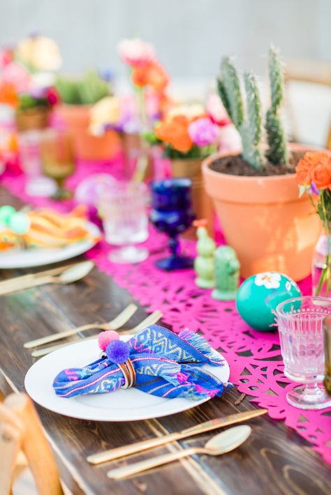 Mexican Table Setting, Mexican Brunch, Themed Wedding Ideas, Mexican Bridal Showers, Fiesta Table, Fiesta Bridal Shower, Mexican Table, Setting Inspiration, Cactus Wedding