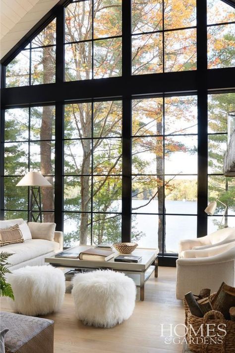 Elegant yet understated, this lakeside living room provides the perfect escape for its owner, interior designer Anne Hepfer. The floor-to-ceiling windows in addition to the neutral colour palette and the earthy textures help connect the inside out. American Lake House, Lake House Living Room, Lake House Interior, Lakeside Living, Lots Of Windows, Living Room Windows, Floor To Ceiling Windows, House Windows, Decor Minimalist