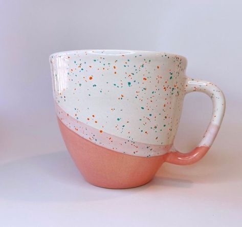 Mug Underglaze Ideas, Pottery Mug Ideas Paint, Cute Painted Mugs, Paint Mug Ideas, Pottery Painting Designs Mugs, Mug Designs Painted, Mug Painting Ideas Diy, Paint Your Own Pottery Ideas Mug, Pottery Painting Mug Ideas