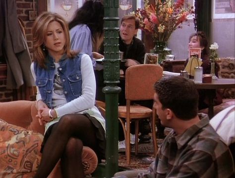 “Sue me, I love a denim vest!” | Here Are All 90 Outfits Rachel Green Wore On The First Season Of "Friends" Rachel Green Jean Vest, Rachel Green Denim Vest, Outfits With Denim Vest, Rachel Outfits, Estilo Rachel Green, Toronto Style, Cher And Dionne, Rachel Green Style, Rachel Green Outfits