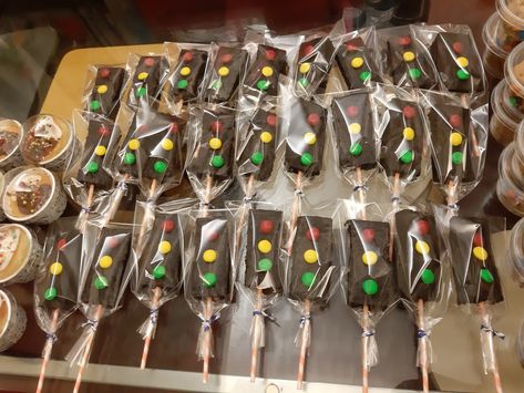 Brownie Traffic Lights, Traffic Light Brownies, Stop Light Brownies, Cosmic Brownies, Mini Brownies, Chocolate Sticks, Car Themed Parties, Car Themes, Stop Light