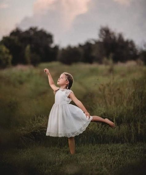 Outdoor Ballet Photography, Outdoor Dance Photography, Whimsical Photoshoot, Dance Photo Shoot, Dance Photography Poses, Ballet Photos, Tulle Flower Girl, Summer Photoshoot, Foto Baby