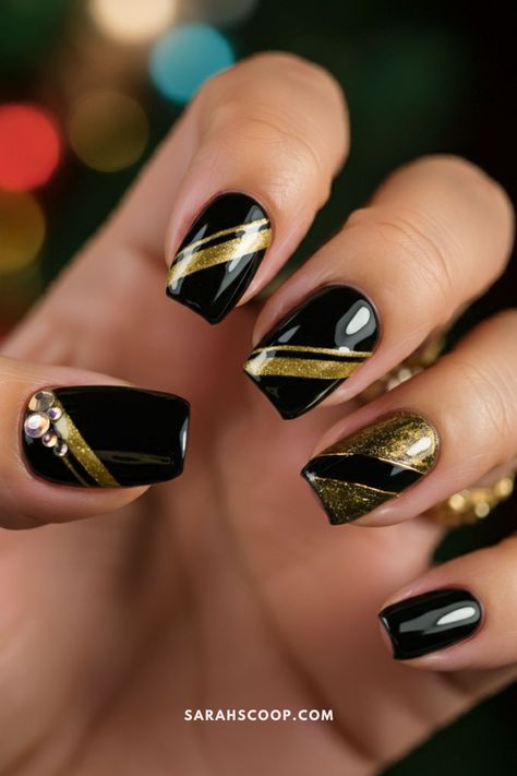 Gold And Black New Years Nails, Black And Gold Sparkle Nails, Black And Gold French Nails, Short Painted Nails, Painted Nails Ideas, Black And Gold Nails Ideas, Nail Ideas For Christmas, Gold Sparkle Nails, Painted Nails