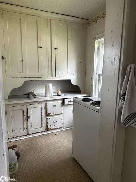 Old House Kitchen Ideas, Early 1900s Farmhouse, 1920 Farmhouse, Iowa Farmhouse, Old Country Kitchens, True Farmhouse, 1900 Farmhouse, Fixer Upper Homes, Kitchen Restoration