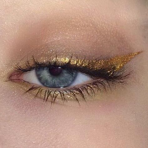 Top 10 Gold Eyeliner Looks and Ideas | Beauty For Real Grafik Eyeliner, Eyeliner Smokey, Eyeliner Trends, Double Eyeliner, Silver Eyeliner, Eyeliner Glitter, Make Up Gold, Gold Eyeliner, Eyeliner Tips