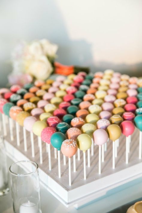 Colorful Cake Pops, Cake Pops Decorating Ideas, Cake Pops Designs, Cake Pops Wedding, Fun Cake Pops, Heart Themed Wedding, Starbucks Cake Pops, Tiktok Wedding, Cake Pop Displays