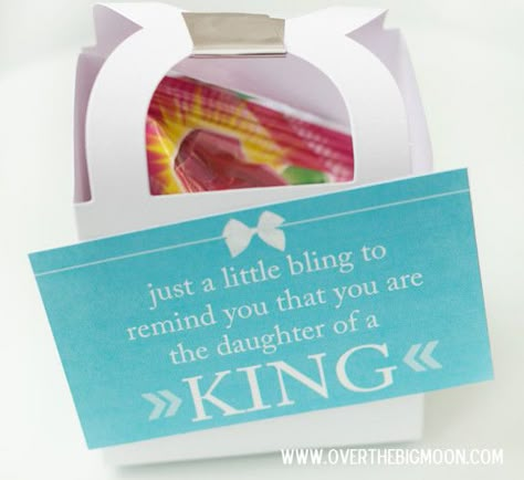 For Young Women's - a ring pop with a free printable tag that says, "Jut a little bling to remind you that you are the daughter of a King." Girls Camp Secret Sister Gift Ideas, Lds Yw Camp Pillow Treats, Lds Girls Camp Faith Walk Ideas, Girls Camp Tuck In Treats, Girls Camp Pillow Treats, Tuck In Treats Girls Camp, Girls Camp Gifts, Summer Camping Ideas, Agape Ideas