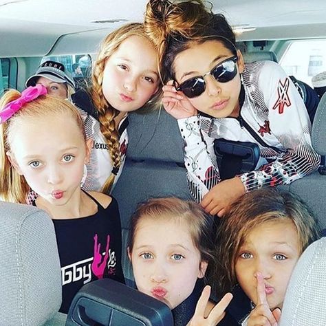 The minis in Washington today! They will be attending Abbys Q+A session after tomorrow's competition. I'm gonna be busy all day tomorrow so I'm not sure if I will have time to post spoilers but if you're at the competition DM me them and I'll post them on Sunday #dancemoms #dancemoms1 #spoilers #dmos_minis Dance Moms Minis, Mom Tv Show, Dance Moms Group Dances, Beyonce Dancers, Elliana Walmsley, Dance Moms Pictures, Dance Mums, Show Dance, Spokane Washington