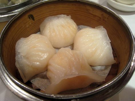 Har Gow (Ha Gao) - Cantonese Shrimp Dumpling Flickr by Charles Haynes If you love dim sum, I bet you are familiar with har gow. For those who are new to Chinese dim sum, har gow (ha gao, ha gow) is Cantonese shrimp dumpling. It's a tasty small... Har Gow, Dim Sum Dumplings, Dim Sum Recipes, Shrimp Dumplings, Chicken Spring Rolls, Cantonese Food, Chinese Dumplings, Singapore Food, Dumpling Recipe