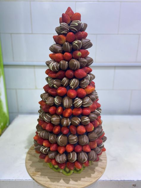 Chocolate Covered Strawberries Christmas Ideas, Grape Christmas Tree, Chocolate Covered Strawberry Tree, Strawberry Christmas Tree, Christmas Tree Chocolates, Christmas Reef, Christmas Party Snacks, Fruit Christmas Tree, Christmas Spread