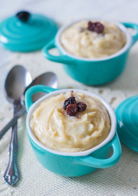 Sweet and creamy Dominican style sweet potato pudding (Dulce de Batata) made with sweet potatoes, milk, sugar, cinnamon, vanilla and raisins. A quick and easy dessert that's perfect for sharing. Dominican Recipes Desserts, Dominican Republic Desserts, Dominican Desserts, Dominican Dishes, Hispanic Desserts, Dominicano Recipes, Dominican Style, Dominican Recipes, Sweet Potato Pudding