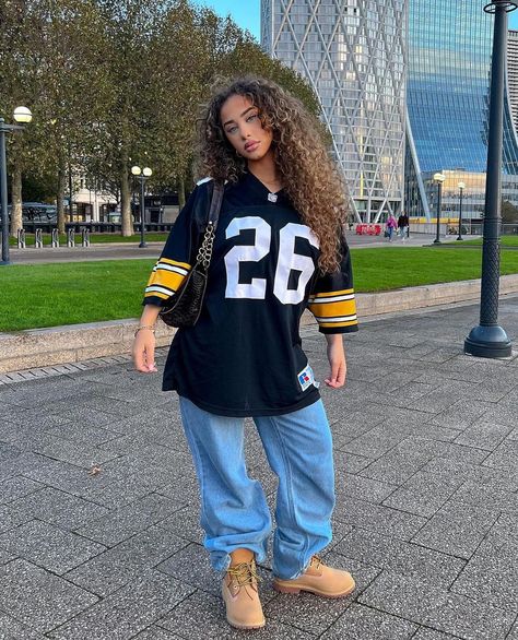 Dazecore Aesthetic, Street Style Outfits Casual, 90s Clothing, Y2k Girl, 90s Inspired Outfits, Couple Selfies, Outfit Inspo Casual, Jersey Outfit, Football Outfits