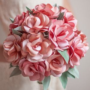 DIY Paper Rose Bouquet | AllFreePaperCrafts.com Paper Bouquet Wedding, Paper Roses Diy, Diy Fleur, Bouquet Tutorial, Diy Flores, Fleurs Diy, Flower Bouquet Diy, Rose Wedding Bouquet, Paper Bouquet