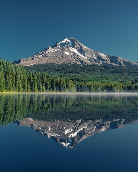 Trillium Lake Oregon [OC][1080x1350] IG: @holysh0t  Click the link for this photo in Original Resolution.  If you have Twitter follow twitter.com/lifeporn5 for more cool photos.  Thank you author: http://bit.ly/2vOv1QV  Broadcasted to you on Pinterest by pinterest.com/sasha_limm  Have The Nice Life! Water Reflection Photography, Willy Ronis, Trillium Lake, Mount Hood, Reflection Photography, National Photography, Water Reflections, Oregon Travel, Landscape Pictures