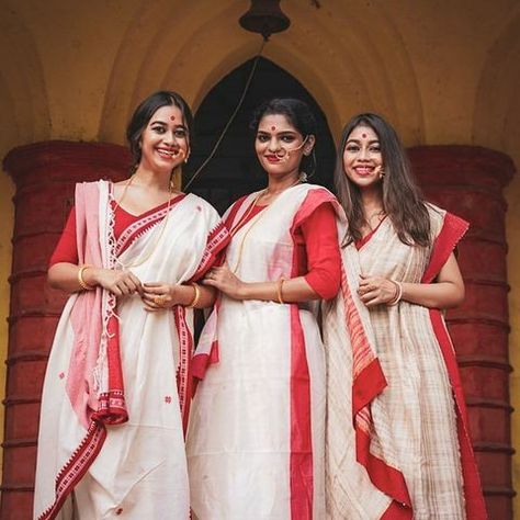 Red And White Saree For Durga Puja, Bengali Saree Aesthetic, Bengali Wedding Dress, Amrapali Boutique, Bengali Look, Bengali Makeup, Bangla Art, Red And White Saree, Memory Drawing