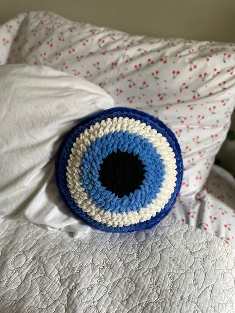 Crochet Evil Eye Pillow, Crochet Gifts For Boyfriend, Evil Eye Crochet, Crochet Evil Eye, Evil Eye Pillow, Hippie Crochet, Crochet Eyes, Boyfriend Crafts, Crochet Pillows