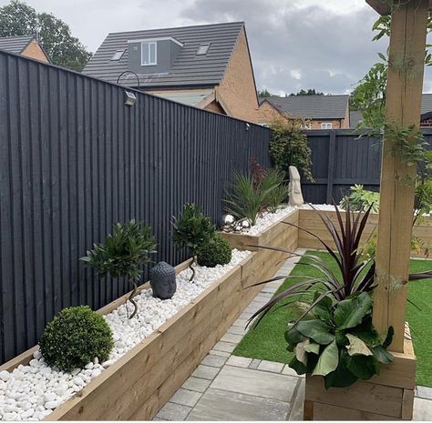 Garden Fence Paint, Black Fence, Back Garden Design, Patio Garden Design, Garden Area, Garden Makeover, Fence Landscaping, Modern Backyard, Outdoor Gardens Design