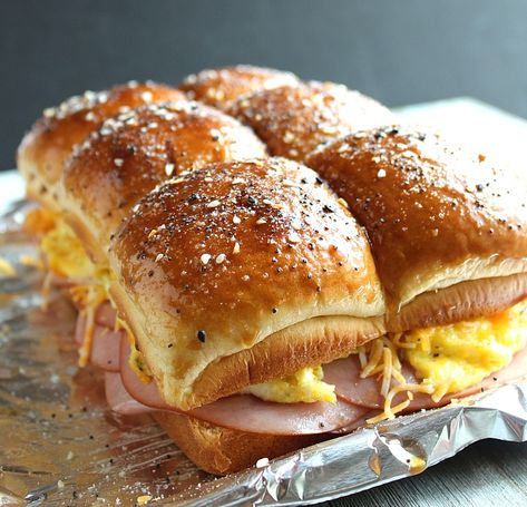 Everything Bagel Sliders, Hawaiian Roll Slider, Breakfast Ham, Easy Weekend Breakfast, Breakfast Sliders, Ham Sliders, Hawaiian Roll Sliders, Diner Food, Eggs And Cheese