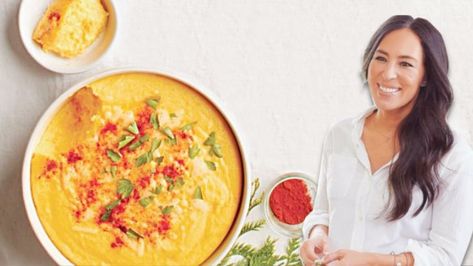 Joanna Gaines' Cheesy Garlic Grits Are Heaven In A Bowl - DIY Ways Garlic Cheese Grits Recipe, Garlic Grits, Cheesy Grits Recipe, Heaven In A Bowl, Cheese Grits Recipe, Magnolia Table Recipes, Joanna Gaines Recipes, Cheesy Grits, Grits Recipe