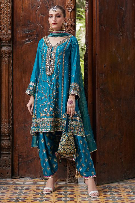 Sardari Suits Women, Punjabi Party Wear Suits, Ansab Jahangir, Pakistani Suit, Pakistani Formal Dresses, Velvet Dress Designs, Velvet Suit, Beautiful Pakistani Dresses, Pakistani Dresses Casual