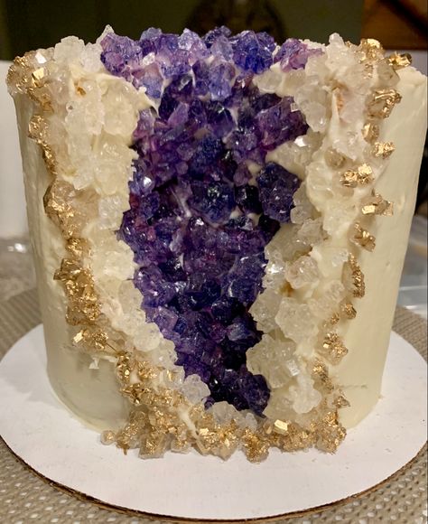 Crystal Themed Birthday Party Decoration, Wedding Cake With Crystals, Cristal Cake, Crystal Cake Ideas, Geode Cake Ideas, Rock Cakes, Rock Candy Cake, Geode Cake Birthday, Amethyst Geode Cake