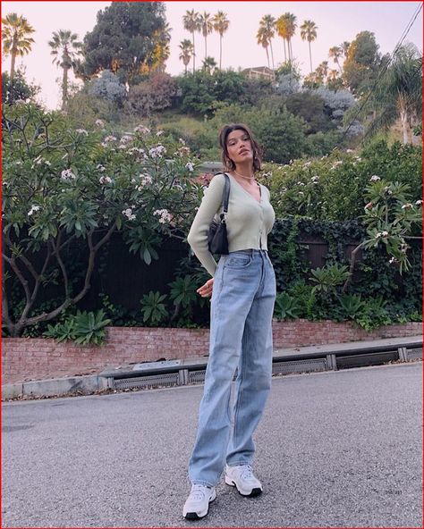 f016e59c7ad8b1d72903bb1aa5720d53desc52893786ri Madeleine Rose, Straight Leg Jeans Outfits, Looks Pinterest, Mom Jeans Outfit, Jeans Outfit Summer, Outfit 90s, Trik Fotografi, Jeans Outfit, Mode Inspo