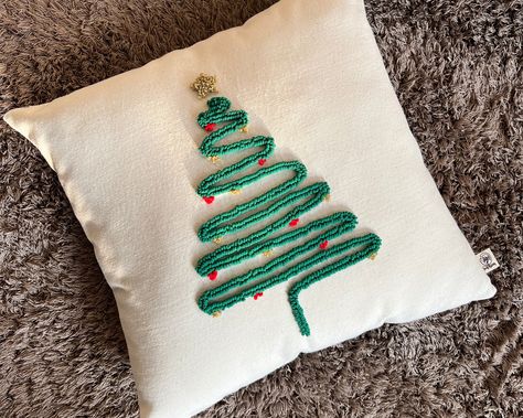 Punch Needle Cushion, Christmas Punch Needle, Best Christmas Tree Decorations, Pillow Cozy, Xmas Pillows, Needle Cushion, Cushion Embroidery, Christmas Cushion, Winter Pillows