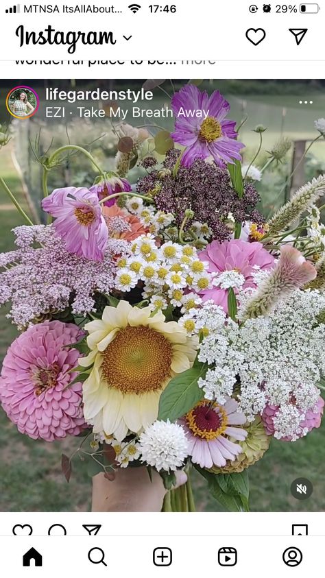 Market Bouquets, Bouquet Recipe, Farmers Market Flowers, Farmers Market Display, Cut Flower Farm, Flower Arrangement Designs, Flower Cart, Flower Farmer, Cut Flower Garden