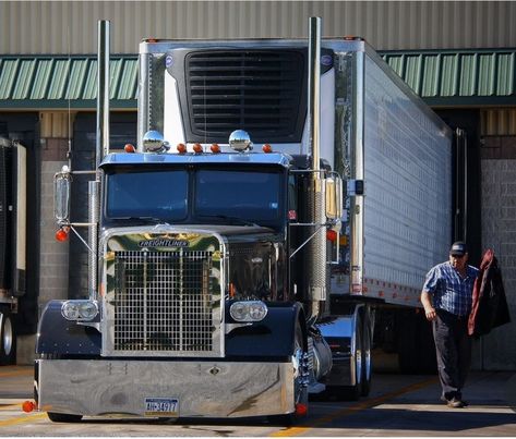 Semi Trucks Interior, Trucks Interior, Peterbilt Truck, Western Star Trucks, Freightliner Trucks, Keep On Truckin, Custom Big Rigs, Western Star, Truck Interior