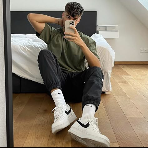 White Joggers Outfit Men, Nike Af1 Outfit Men, Air Force 1 Outfit Men Streetwear, White Nike Air Force 1 Outfit, White Air Force Ones Outfit, Nike Air Force Ones Outfit, Nike Socks Outfit, White Nike High Tops, Air Force 1 Outfit Men