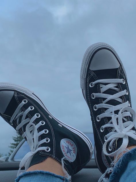 Blue Converse Aesthetic, Dark Blue Converse, Blue Converse High Tops, Converse Haute, Converse Wallpaper, Blue Converse Shoes, Aesthetic Converse, Navy Converse, Converse Aesthetic