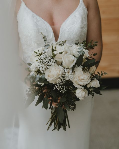 Obsessed with green and white minimal bouquets💐 shanialeeannaphoto.com Second for @katieleephotographywi Edited by me✨ #shanialeeannaphotography #wisconsinphotographer #wisconsinweddingphotographer #minnesotaphotographer #minnesotaweddingphotographer #lapointeevents #mnbride #wibride #storyteller #documentary #weddingflorals #weddingvendors #minneapolisphotographer Sage Green And White Bridal Bouquet, Dark Green And White Wedding Bouquet, Hunter Green Wedding Bouquet, Olive Green Wedding Florals, Flower Bouquet For Green Dress, Wedding Bouquet White Green, Dark Green Wedding Theme Flowers, Sage Green And White Wedding Flowers, Wedding Florals Green And White