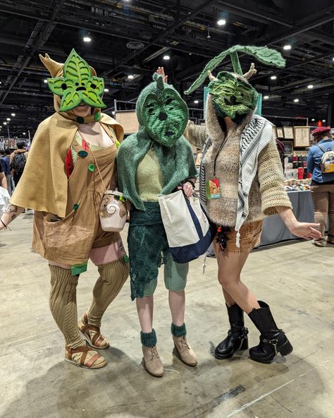 Koroks today with @alexiscrafting who let me borrow their spare mask because I lost mine 😥 First day of c2e2 has been pretty fun so far! I did go home midday to take a break to rest because I think my meds mixing from the ones I took for the airport got me good. (Also hoping to tag this lovely korok who came up to us and gave us seeds 💕) #koroks #loz #legendofzelda #cosplaying #c2e2 #crocheter #crochetersofinstagram #crochetcosplay #cosplay #cosplaying #yarncosplay #korokcosplay Korok Costume Diy, Korok Seed Costume, Korok Mask Diy, Hestu Korok Costume, Korok Costume, Echoes Of Wisdom Cosplay, Totk Cosplay, Korok Mask, Legend Of Zelda Halloween