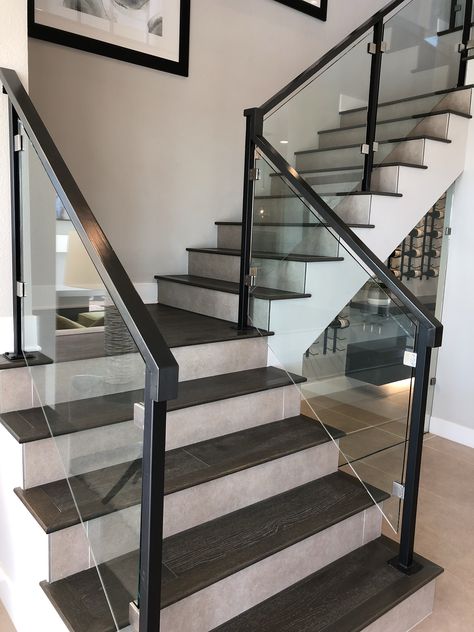 Staircase Glass Railing Design Modern, Railing For Stairs Indoor, Glass Staircase Railing Modern, Staircase Railing Design Wooden, Stairs Glass Railing Design, Glass Grill Design For Stairs, Glass Railing Stairs Modern Interior Design, Glass Staircase Modern, Duplex Glass Railing Design