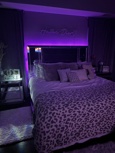 Maddy Bedroom Euphoria, Indian Room Aesthetic, Latina Room Aesthetic, Baddie Bedroom Aesthetic, Purple And Black Room, Bedroom Ideas Y2k, Latina Room, Baddie Room Ideas, Leopard Room