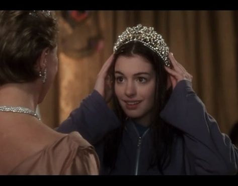 What The Movie 'Princess Diaries' Taught Me About Life As A Woman #princessdiaries #princess #woman #women #selfcare #selflove #confidence #mizzou #odyssey Princess Diaries 1, Female Movie Characters, Mia Thermopolis, Princes Diaries, Princess Diaries 2, Diary Movie, Walt Disney Princesses, Iconic Outfits, Movie Moments