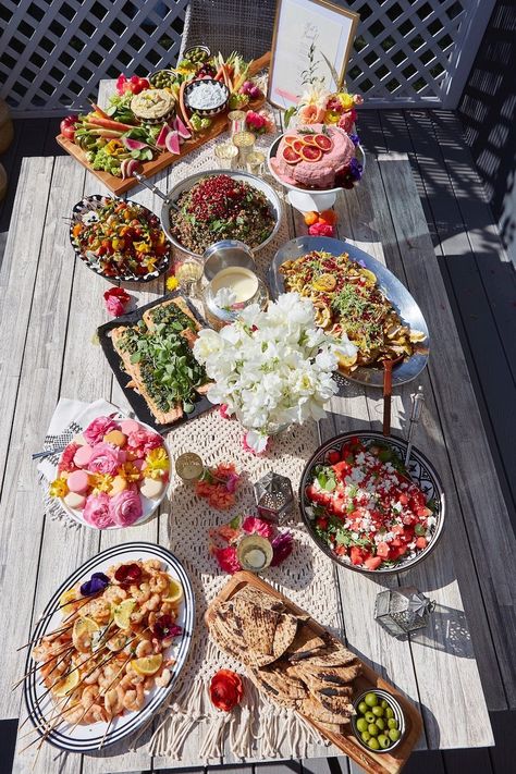 With Love From Kat Hosts a Moroccan-Inspired Party Ramen Dinner, Diner Party, Moroccan Party, Iftar Party, Dinner Party Decorations, Family Style Dinner, Outdoor Dinner Parties, Birthday Dinner Party, Dinner Party Summer