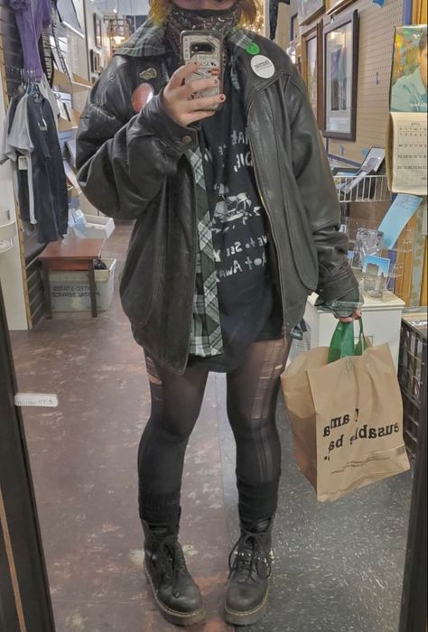 Grunge Sleaze Outfits, Cargo Pants Alt Outfit, Indie Punk Outfits, Eco Punk Fashion, Alternative Outfits Winter, Warm Grunge Outfits, Winter Punk Outfits, Punk Winter Outfits, Punk Outfits 80s