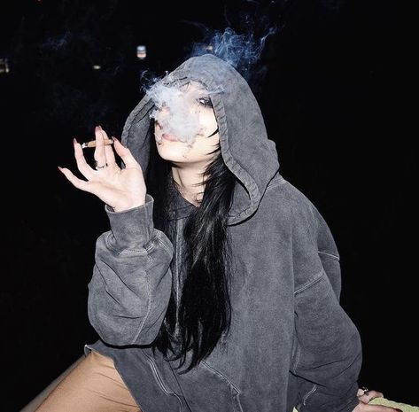 Grunge Woman Aesthetic, Grudge Aesthetics Pfp, Alt Instagram Pictures, Troubled Teen Aesthetic, Grunge Selfie Ideas, Grungy Photoshoot, Marceline Aesthetic, Ciggerate Aesthetic, Lina Core