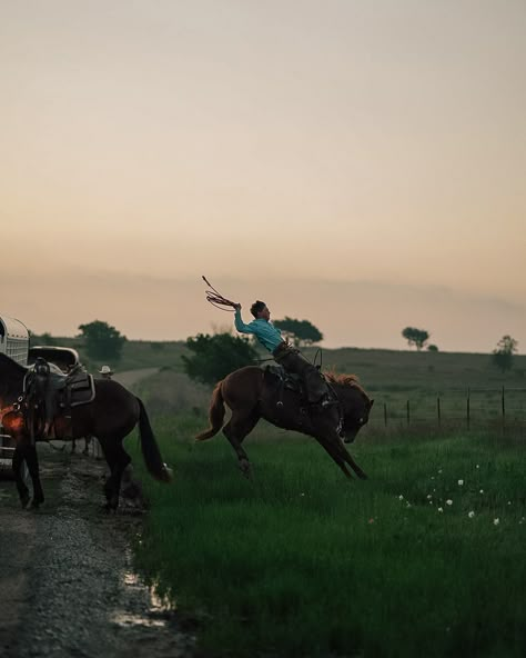 Cowboy Roping, Cowboy Photography, Cowboy Life, Wyoming Cowboys, Cowboy Aesthetic, Western Wallpaper Iphone, Wild Country, Rodeo Life, Western Life