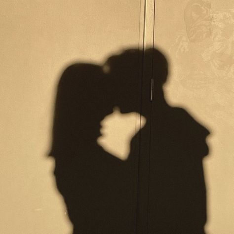 Kiss Aesthetic Couple, Couples Shadows, Love Silhouette Aesthetic, Kiss Picture Couple Aesthetic, Kiss Silhouette Aesthetic, Couple Shadow Aesthetic, Kiss Black Aesthetic, French Romance Aesthetic, French Kisses Wallpaper