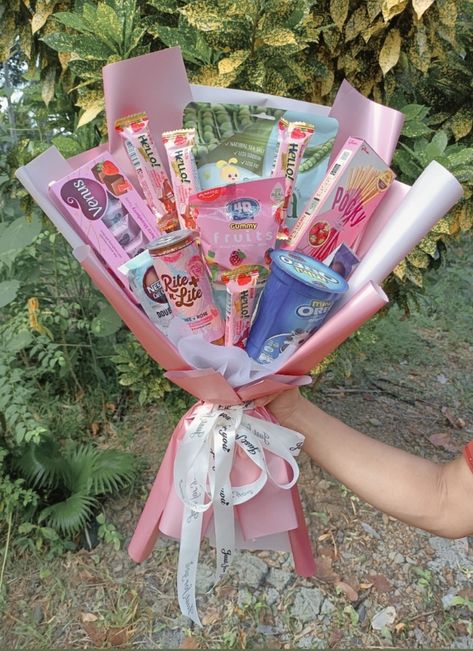 Chocolate Boquets Simple, Snack Bouquet Diy, Snack Bouquet Ideas, Snacks Bouquet, Bouquet Diy Gift, Creative Bouquet, Plush Bouquet, Snack Bouquet, Themed Snacks