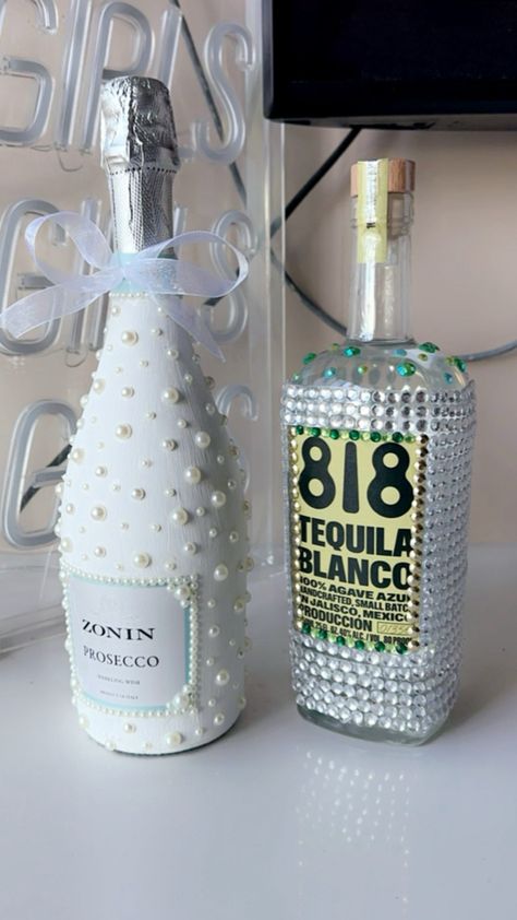 Decorated Prosecco Bottle, 21st Birthday Bottle Decoration, Alcohol Bottle Decorations, Glitter Champagne Bottles, Custom Champagne Bottle, Decoupage Bottles, Diy Bucket, Bottle Decorations, Prosecco Wine